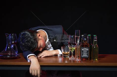 男士喝酒醉酒高清图片下载-正版图片501028590-摄图网
