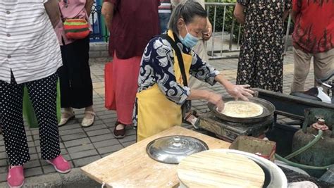 郑州一86岁老人摆摊卖菜馍，一小时收入80多元：做生意不图挣钱只为玩-大河网