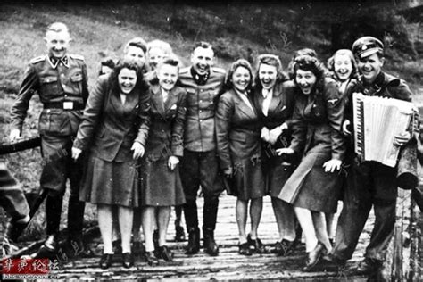 为何说纳粹女兵是德军的床垫？一组照片说明一切，看完你也会脸红_凤凰网