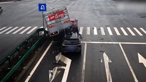 行驶到十字路口，男子错把油门当刹车导致三车相撞_凤凰网视频_凤凰网
