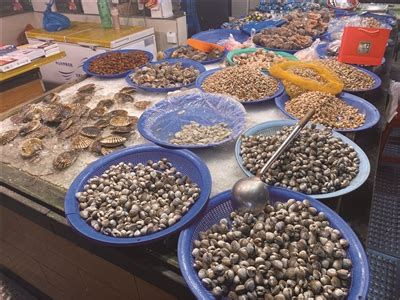 又是贝类最肥时 市北区农贸市场摆满大量海蛎子、扇贝