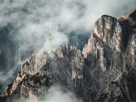 高耸的山峰云雾缭绕自然风景素材设计