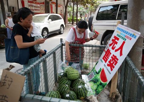 上海男子街头卖西瓜，一开始没人要，多加2个字，瞬间卖光__财经头条