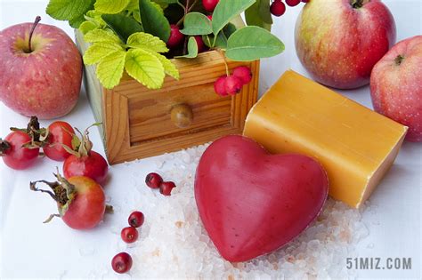 健康的人类心脏由水果和蔬菜制成，作为智能饮食的食品概念。草莓水果高清摄影大图-千库网