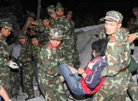 解放军在汶川地震中救出的女孩，如今从军在武汉救人 - 西部网（陕西新闻网）