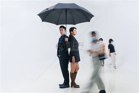 拿着雨伞的商务男女站在人群中高清图片下载-正版图片507657234-摄图网
