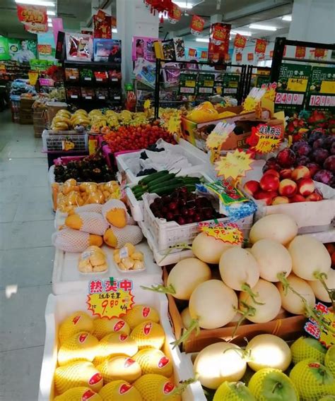 网络直播售卖水果的果农夫妻高清图片下载-正版图片502475219-摄图网