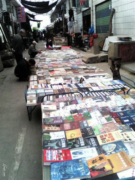 西安这条街上有个古旧书摊，绵延上百米，成爱书人的阅读天堂|天堂|书摊|西安_新浪新闻
