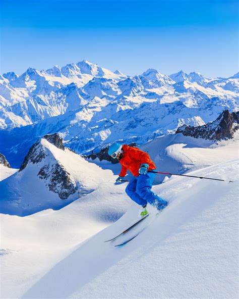 滑雪爱好者图片-跳跃滑雪跳跃在山上素材-高清图片-摄影照片-寻图免费打包下载