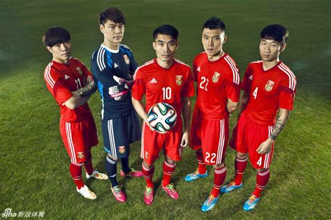 中国足球队球衣上为什么印国旗而不是足协的会徽-为什么中国 ...