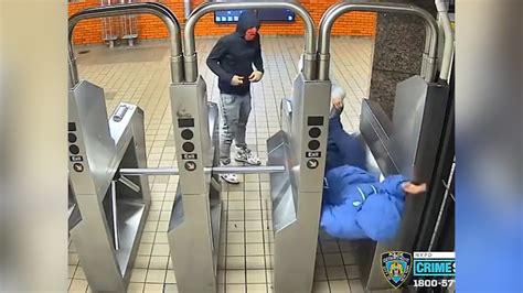 纽约地铁站内两名歹徒殴打64岁老人 抢走150美元现金