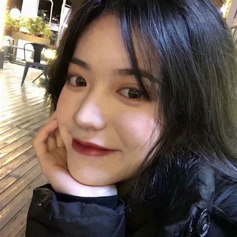 两手托腮甜美女生头像