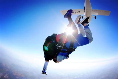 跳伞运动,从在降落伞的角度拍摄,可穿戴式相机,连身服,自由落体,螺旋桨飞机,降落伞运动,降落伞,空降运动,天空摄影素材,汇图网www ...