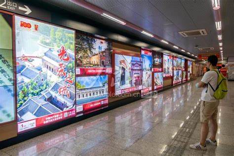上海：“党的诞生地”主题文化长廊吸引众多市民参观-人民图片网
