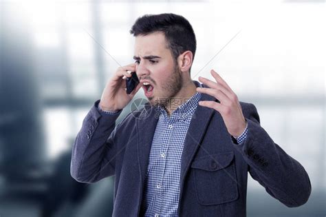 男人通过电话手机大喊高清图片下载-正版图片507570952-摄图网
