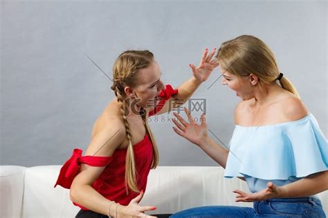 两个年轻漂亮的女人在争吵时互相生气。美女人物特写高清摄影大图-千库网