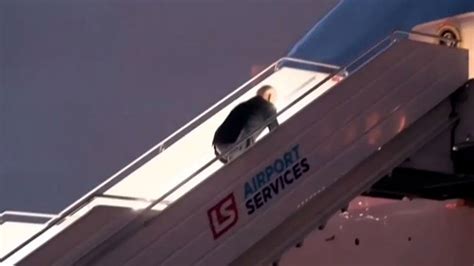 拜登离开波兰上飞机时又摔倒_凤凰网视频_凤凰网