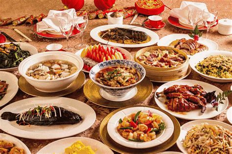 年夜饭团圆饭吃饺子特写高清图片下载-正版图片500771630-摄图网