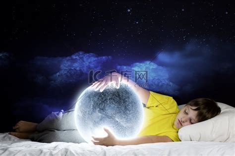 夜里做梦。可爱的男孩和月亮睡在床上高清摄影大图-千库网