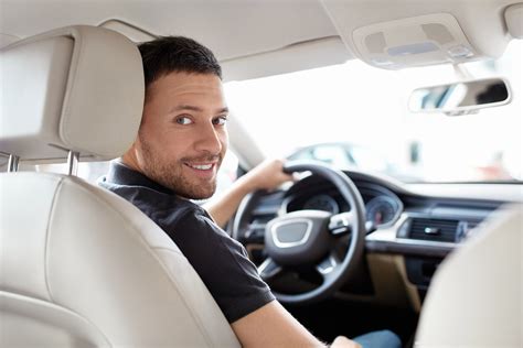 男人手握方向盘司机开车汽车方向盘开车驾驶上路图片下载 - 觅知网