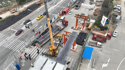 鄞州大道-福庆路（东钱湖段）快速路二期工程东段项目首跨钢混叠合梁安装完成