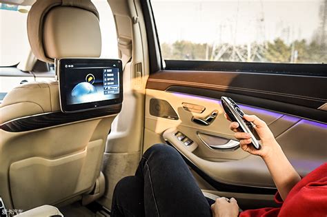 奔驰S轿车智能互联体验 科技感全面提升:后排屏幕功能丰富实用-爱卡汽车