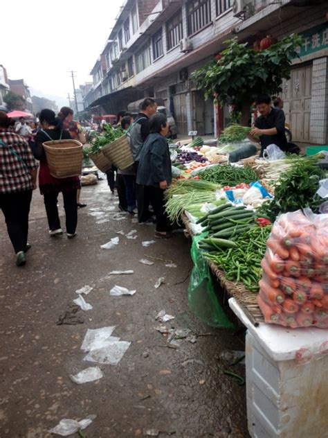 湘西禾库镇今天赶集。绵延好几条街的集市，就像城里的大超市