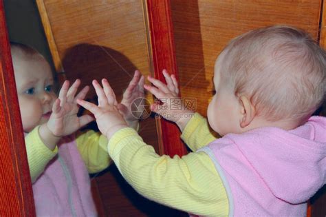婴儿在镜子前看着自己有趣的婴儿在镜子前看着她的眼神童年正面女孩高清图片下载-正版图片307642531-摄图网