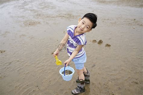 在海边捡石子的小孩高清图片下载-正版图片502217751-摄图网