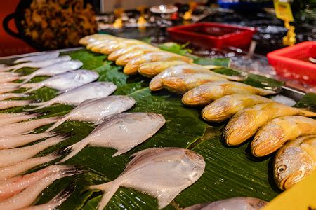 海鲜市场的冰鲜三文鱼高清图片下载-正版图片505489466-摄图网