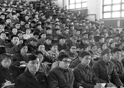 1978年2月，恢复高考后的第一批大学生进入大学校门。图为清华大学1977级学生在课堂上|ZZXXO