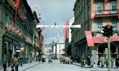 1938年，德国和奥地利合并，纳粹军队开进维也纳