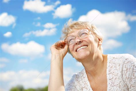 戴眼镜的老妇人对着天空笑高清图片下载-正版图片502646282-摄图网