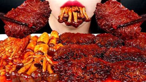 韩国美女吃播声控！超级爆辣金针菇 小蘑菇开吃，浓郁美味超诱人！
