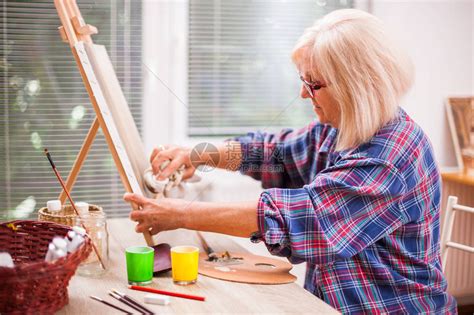 老妇人在她家画退休爱好高清图片下载-正版图片503601869-摄图网
