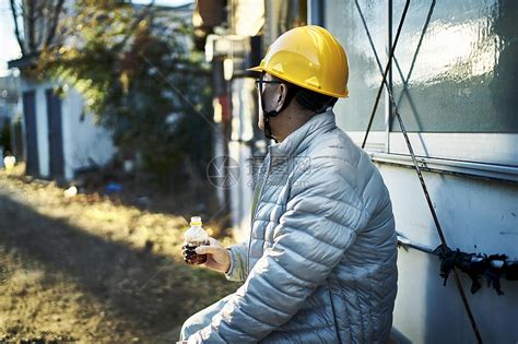 蓝领工人在电脑前商议高清图片下载-正版图片502041366-摄图网