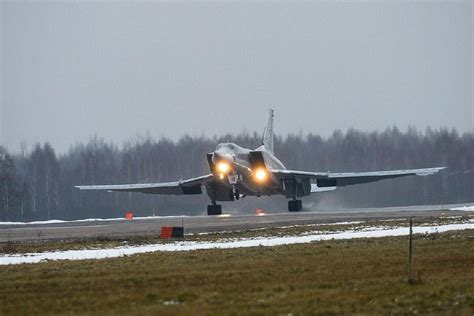 俄罗斯空军轰炸机部队，对乌克兰国际机场进行“地毯式轰炸”！|乌克兰|俄军|国际机场_新浪新闻