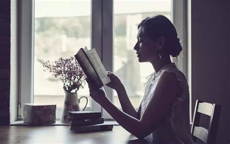 爱读书的女人可真美 - 《阅读时代》官网