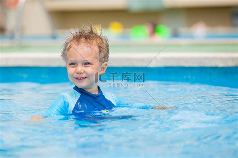 男孩在水池里玩耍高清摄影大图-千库网