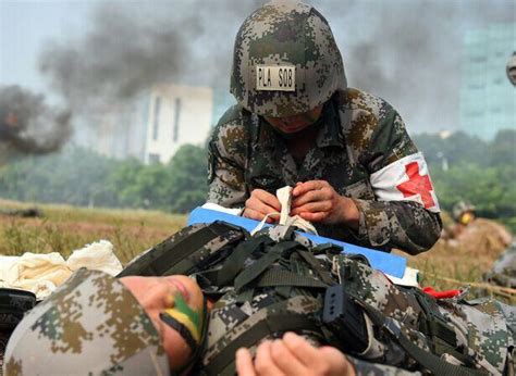 战场救护 他们是守护战士生命的底线 - 中国军网