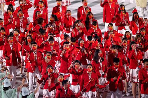 东京奥运会中国代表团登场 观众高喊加油_球天下体育