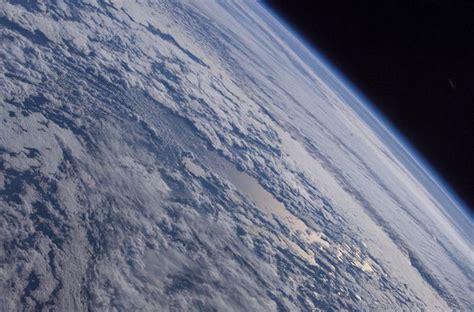 大气层厚度是多少公里？是地球半径的几分之一？