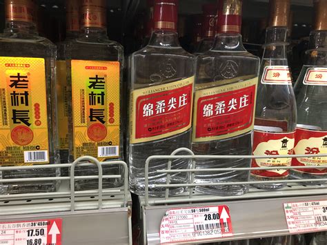 江小白价格多少钱一瓶（超市20元的江小白，却放在货架最上层，这个价位的白酒，该喝谁？） | 红五百科