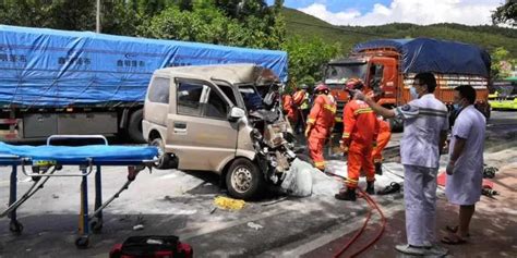 车祸现场一车辆面目全非，救援官兵紧急救援-桂林生活网新闻中心
