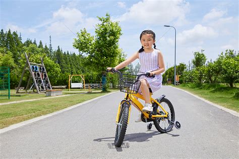 女孩骑自行车高清图片下载-正版图片501460100-摄图网