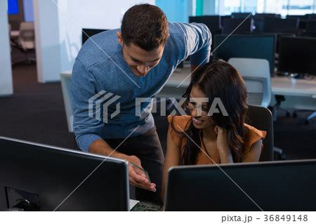 Male and female executive using digital glass...の写真素材 [36849148] - PIXTA