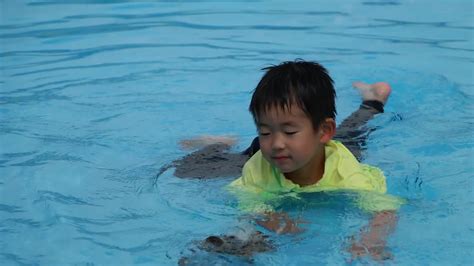 孩子们在游泳池里玩耍视频素材_ID:VCG42N1331936630-VCG.COM