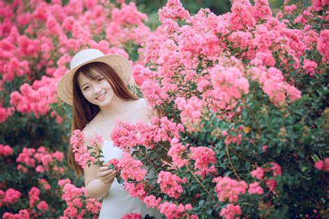 花丛中微笑的清纯美女人物 - 免费可商用图片 - CC0素材网