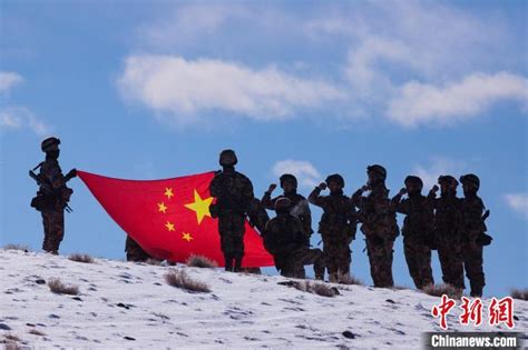 西藏阿里官兵踏雪巡逻 守卫边疆安全
