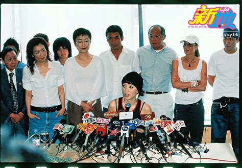 老照片：2003年9月5日梅艳芳开发布会向媒体正式承认病情 - 派谷照片修复翻新上色